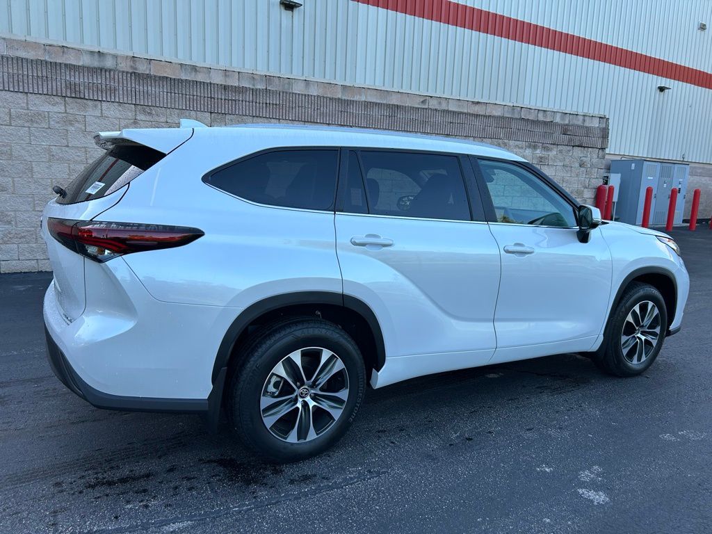 Thumbnail: 2025 Toyota Highlander - 5