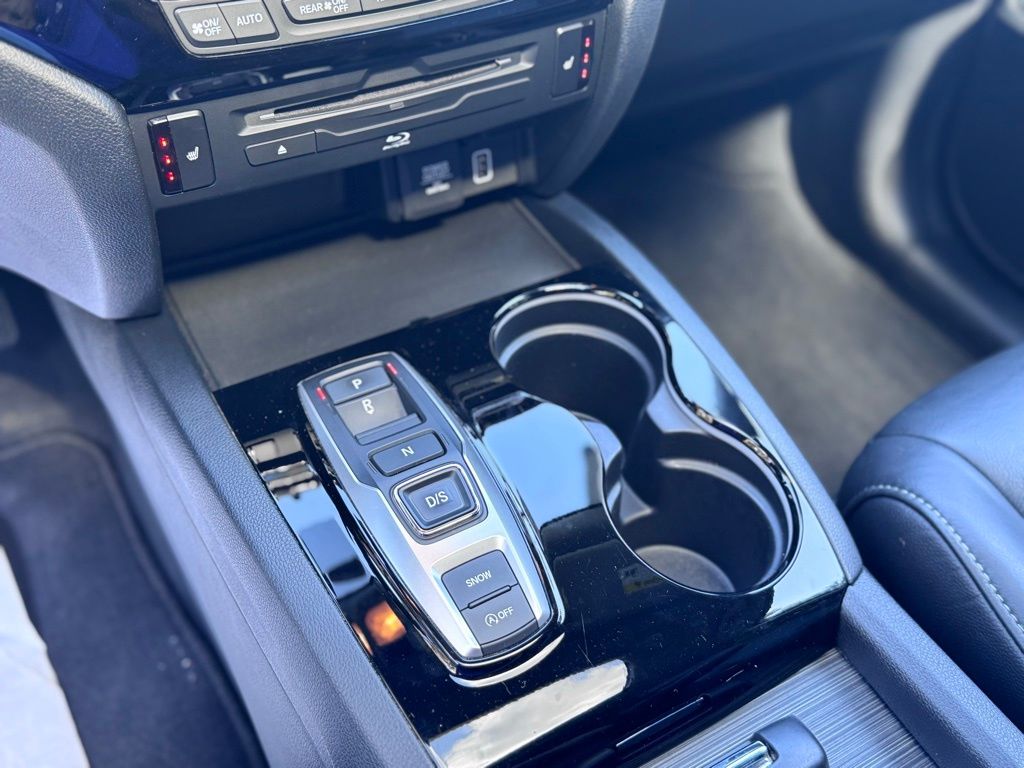 2020 Honda Pilot Touring w/Rear Captain's Chairs