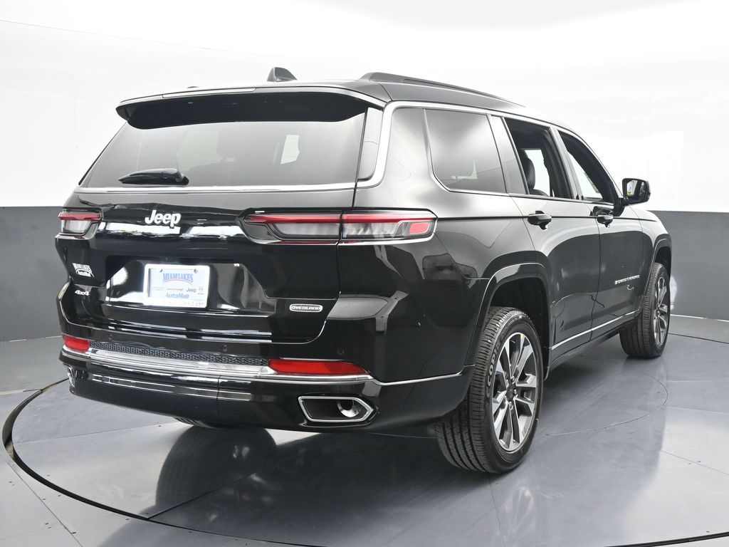 New 2025 Diamond Black Crystal Pearlcoat Jeep Overland image 5
