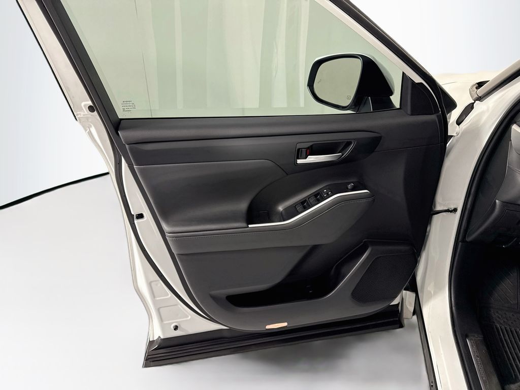 Thumbnail: 2023 Toyota Highlander - 24