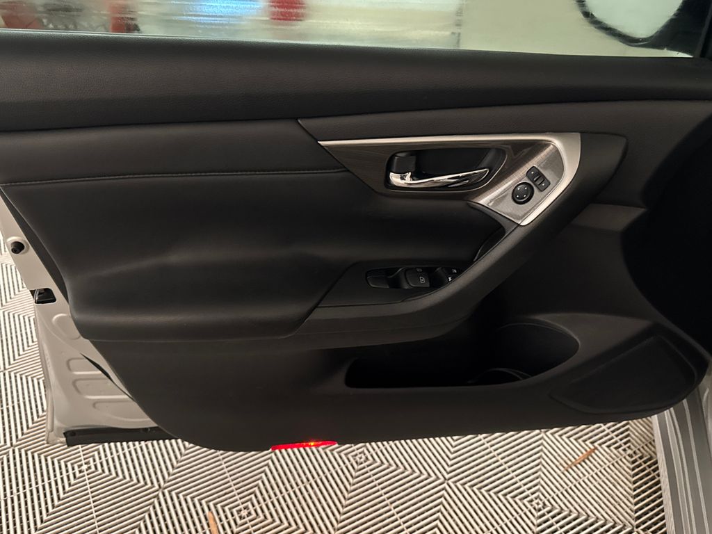 Used 2015 Silver Nissan 2.5 SL image 16