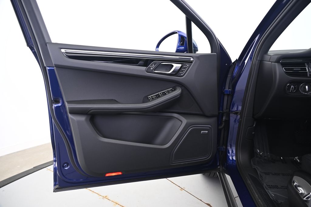 Thumbnail: 2025 Porsche Macan - 26