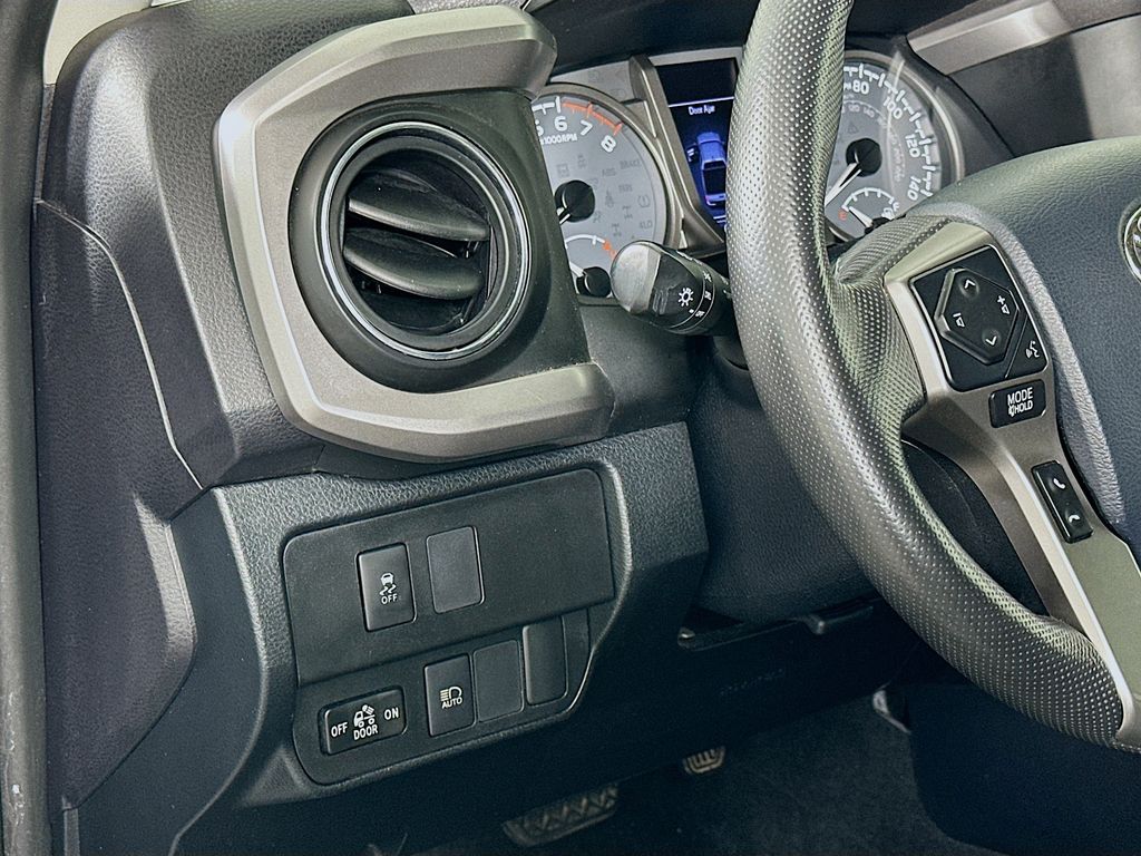 Thumbnail: 2020 Toyota Tacoma - 10