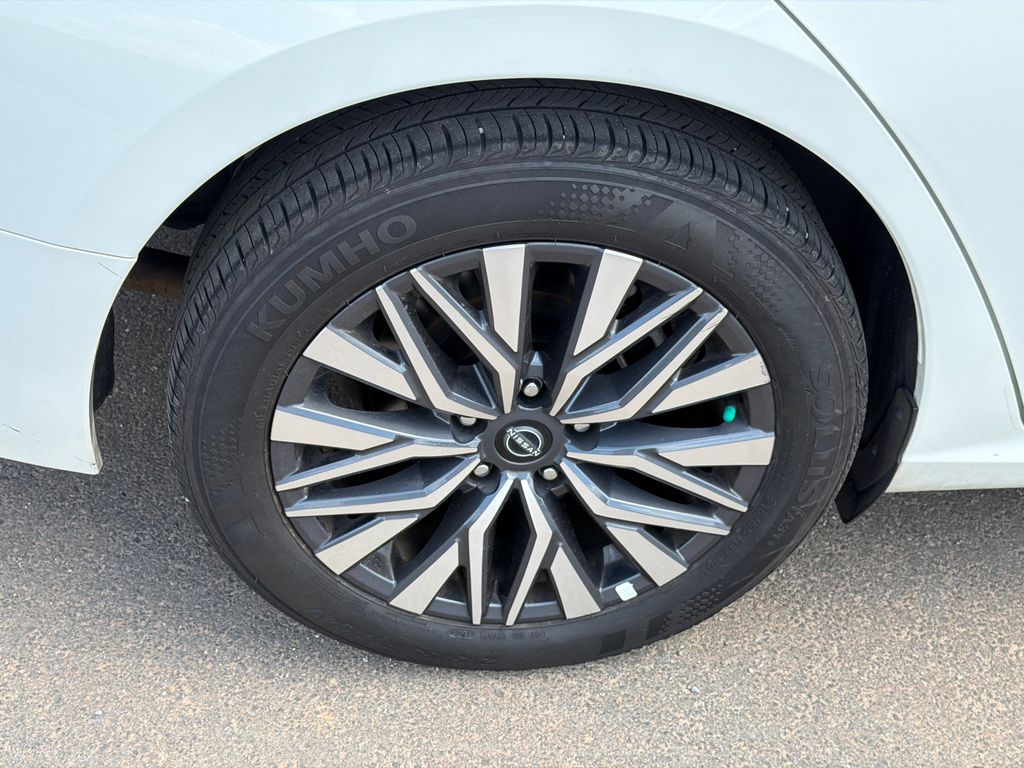 Used 2025 White Nissan 2.5 SV image 17