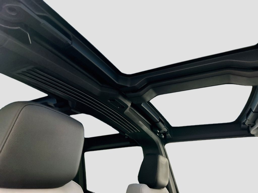 Used 2023 White GMC Edition 1 image 17