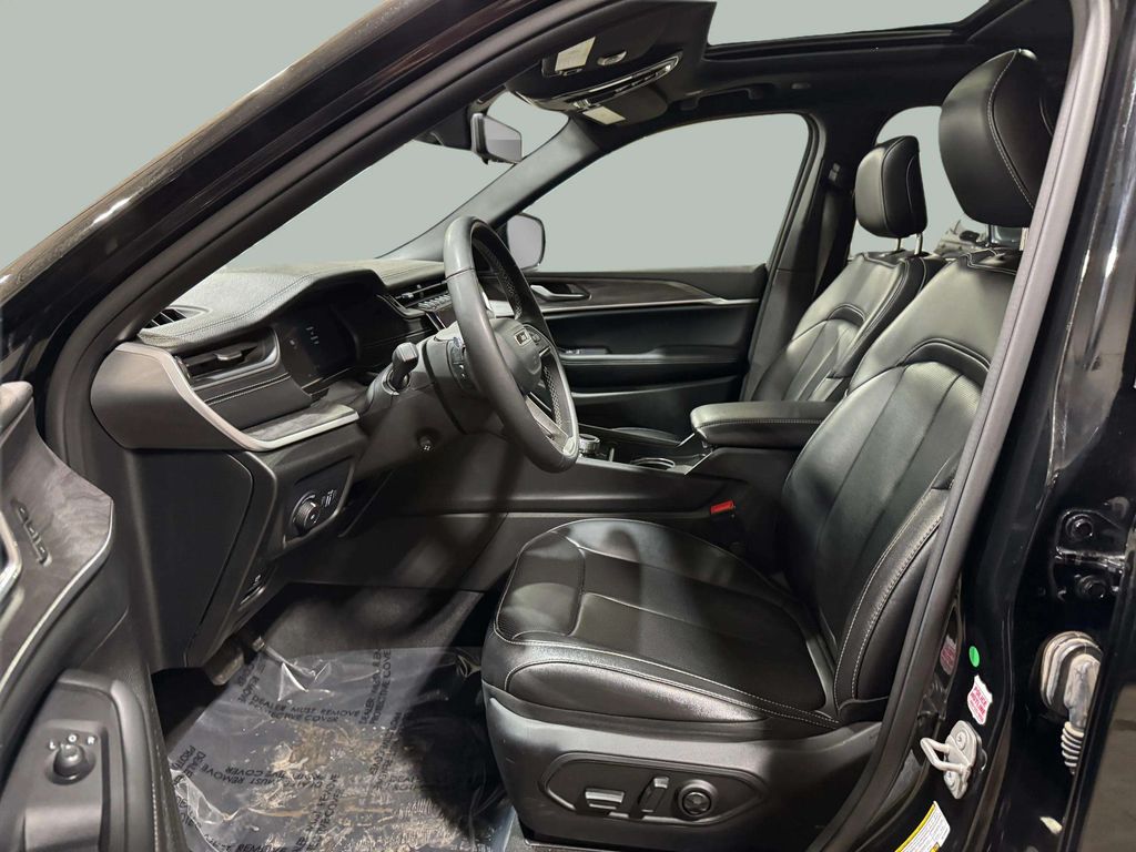 Used 2024 Diamond Black Crystal Pearlcoat Jeep Limited image 25