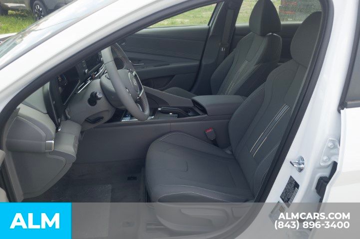 Used 2025 White Hyundai SEL Sport image 14