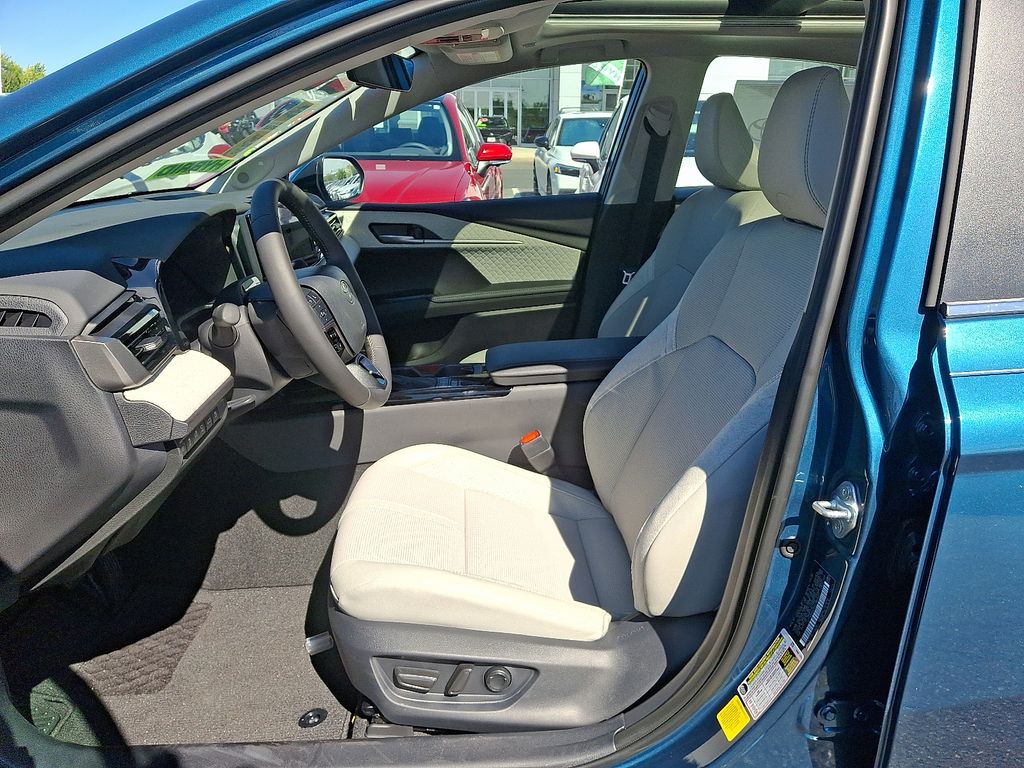 Thumbnail: 2025 Toyota Camry - 14