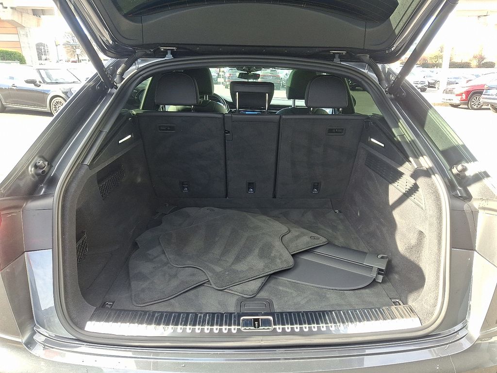 Thumbnail: 2024 Audi Q8 - 28