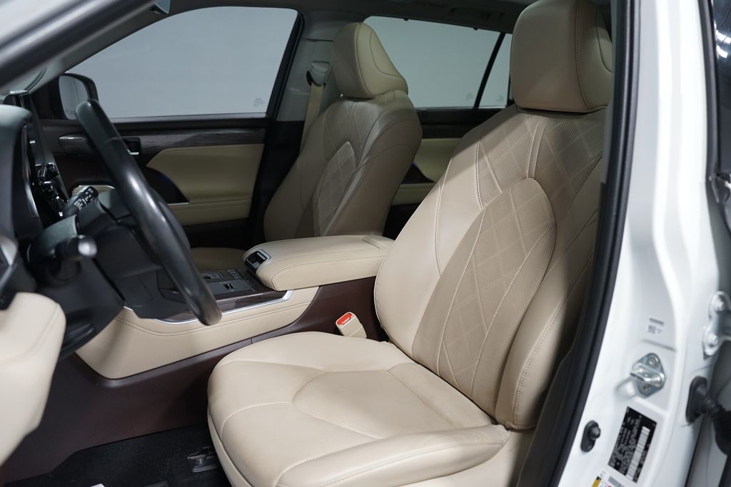 Thumbnail: 2020 Toyota Highlander - 29