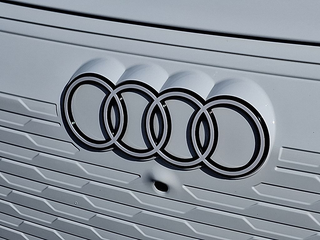 Thumbnail: 2025 Audi Q6 e-tron - 30