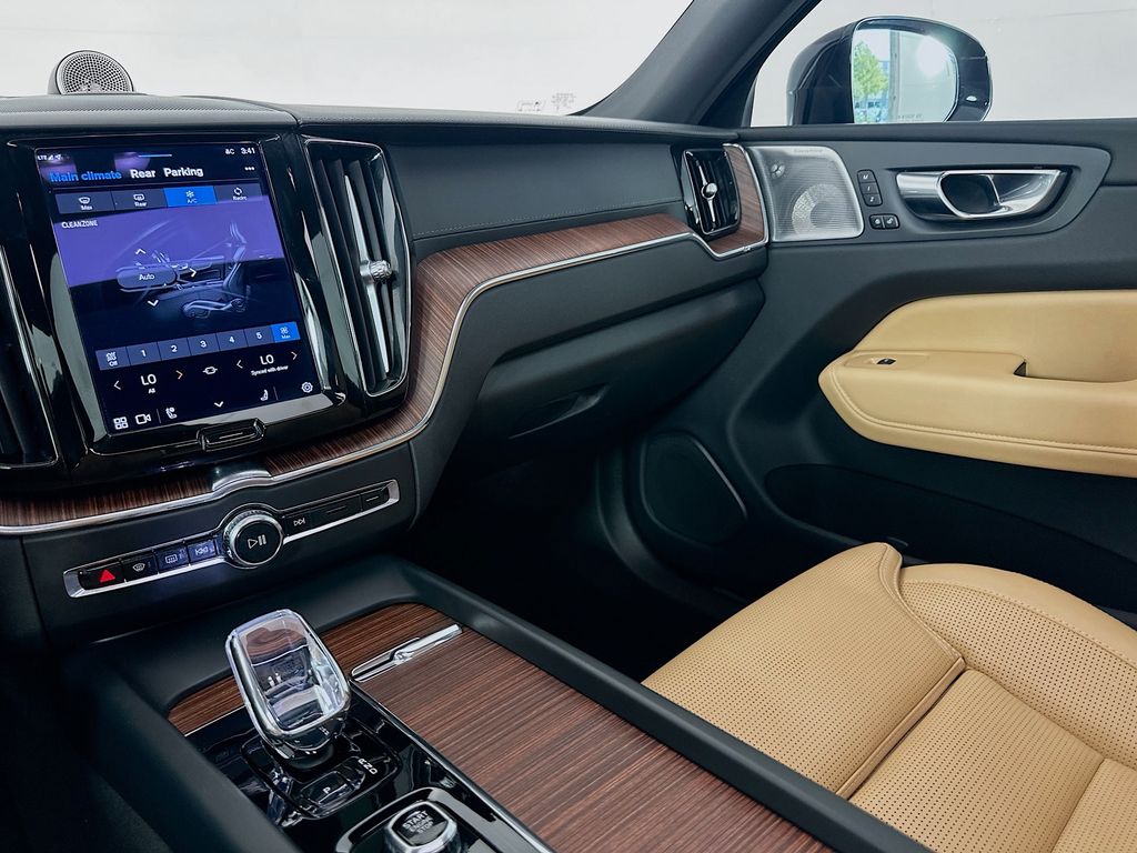 Thumbnail: 2023 Volvo XC60 - 23