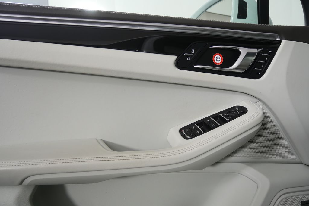 Thumbnail: 2021 Porsche Macan - 9