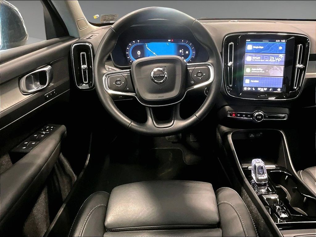 2025 Volvo XC40 — photo 17