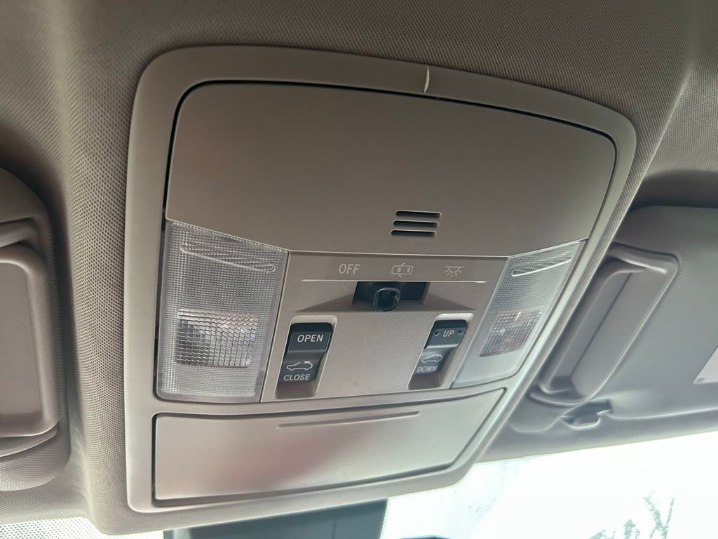 Thumbnail: 2018 Toyota RAV4 - 29