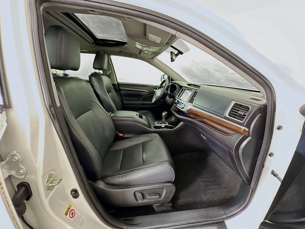 2015 Toyota Highlander Limited 29