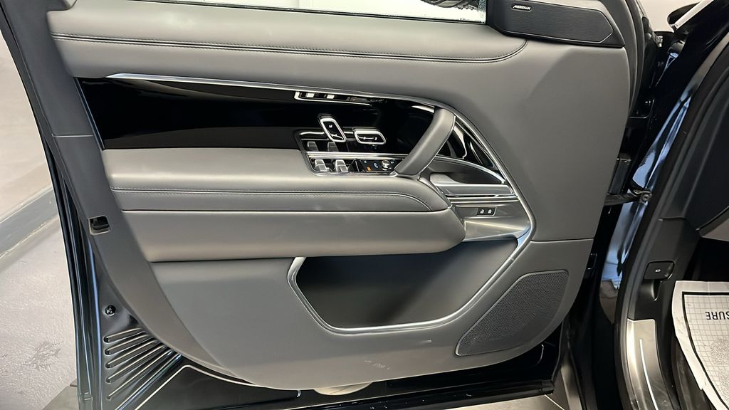 2023 Land Rover Range Rover SE 11