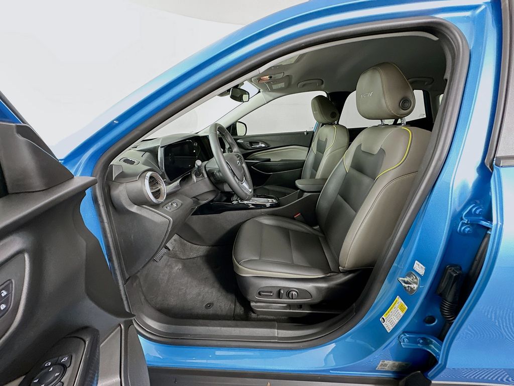 Thumbnail: 2025 Chevrolet Trax - 21
