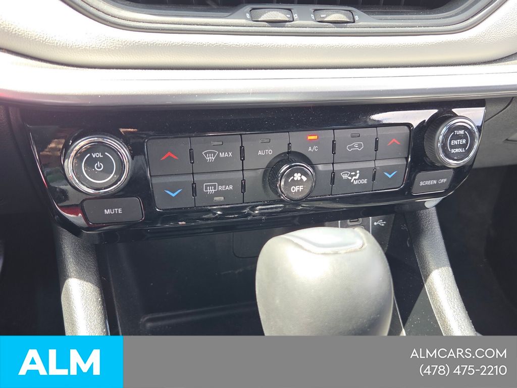 Used 2025 Silver Jeep Limited image 21