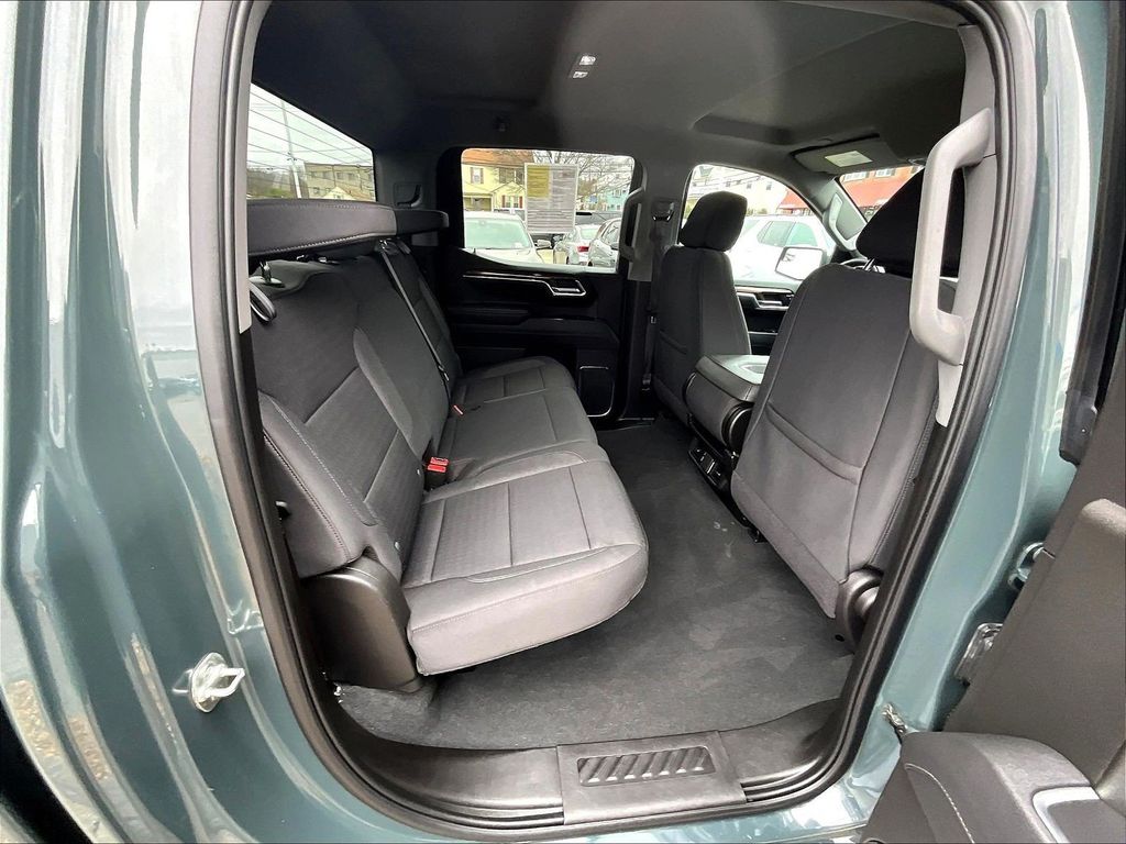 2025 Chevrolet Silverado 1500 — photo 16