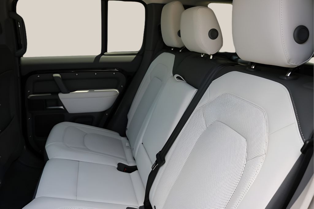 Used 2025  Land Rover X-Dynamic SE image 17