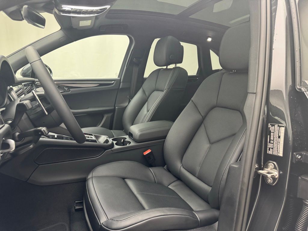 Thumbnail: 2025 Porsche Macan - 5