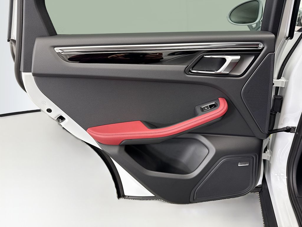 Thumbnail: 2026 Porsche Macan - 27