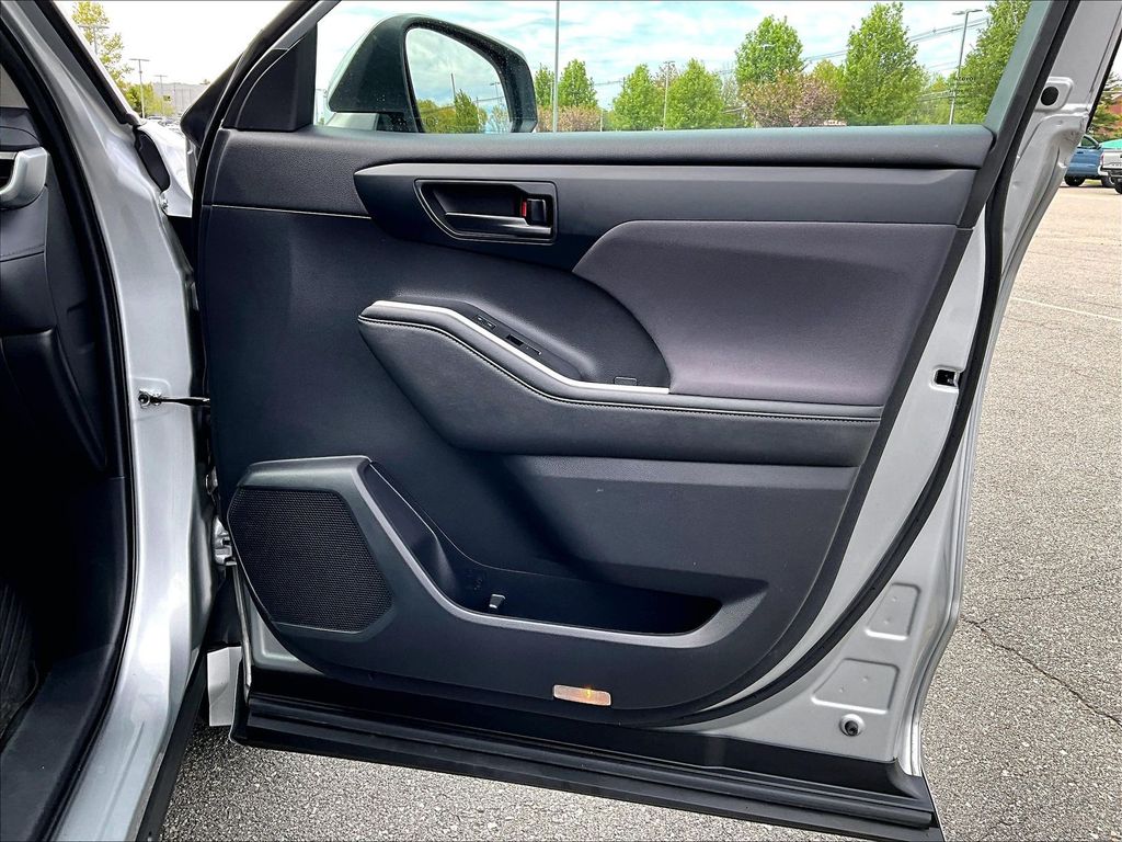 2023 Toyota Highlander — photo 12