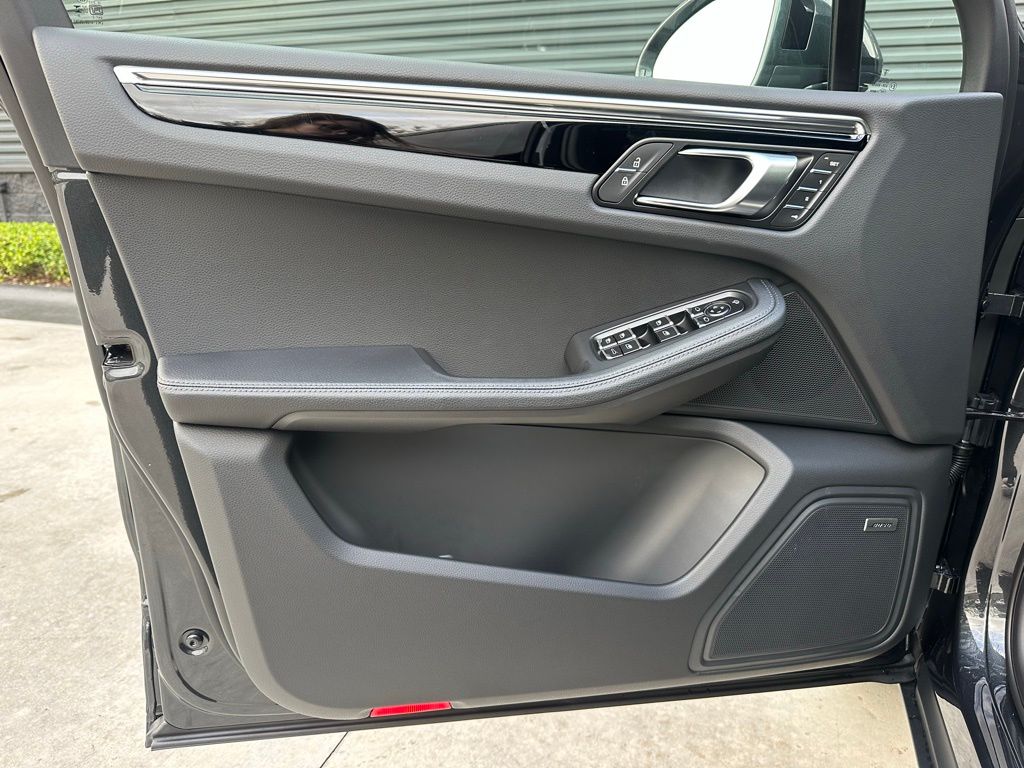 Thumbnail: 2026 Porsche Macan - 19