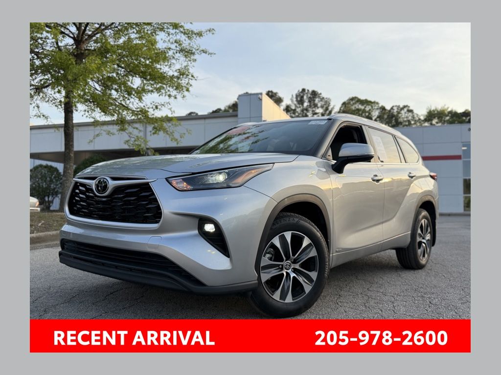 Celestial Silver Metallic 2025 Toyota Highlander Hybrid XLE AWD SUV / Crossover All-Wheel Drive Continuously Variable Transmission