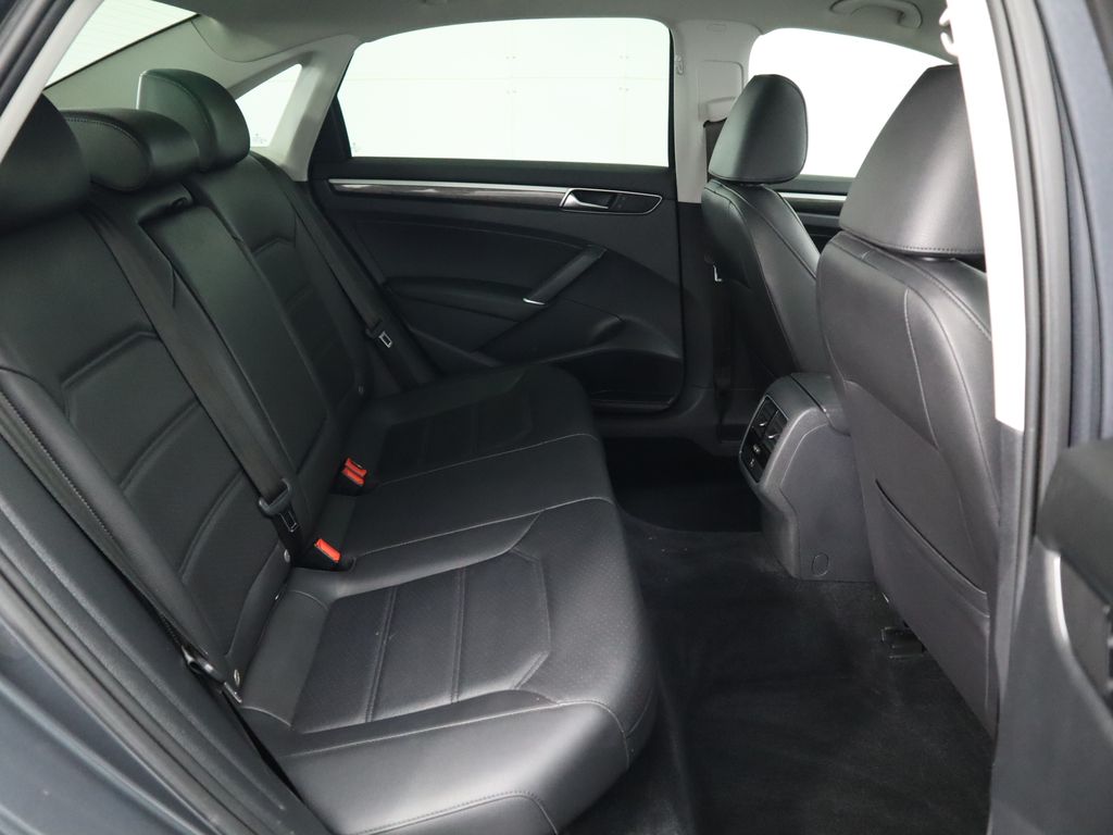 2017 Volkswagen Passat SE 21