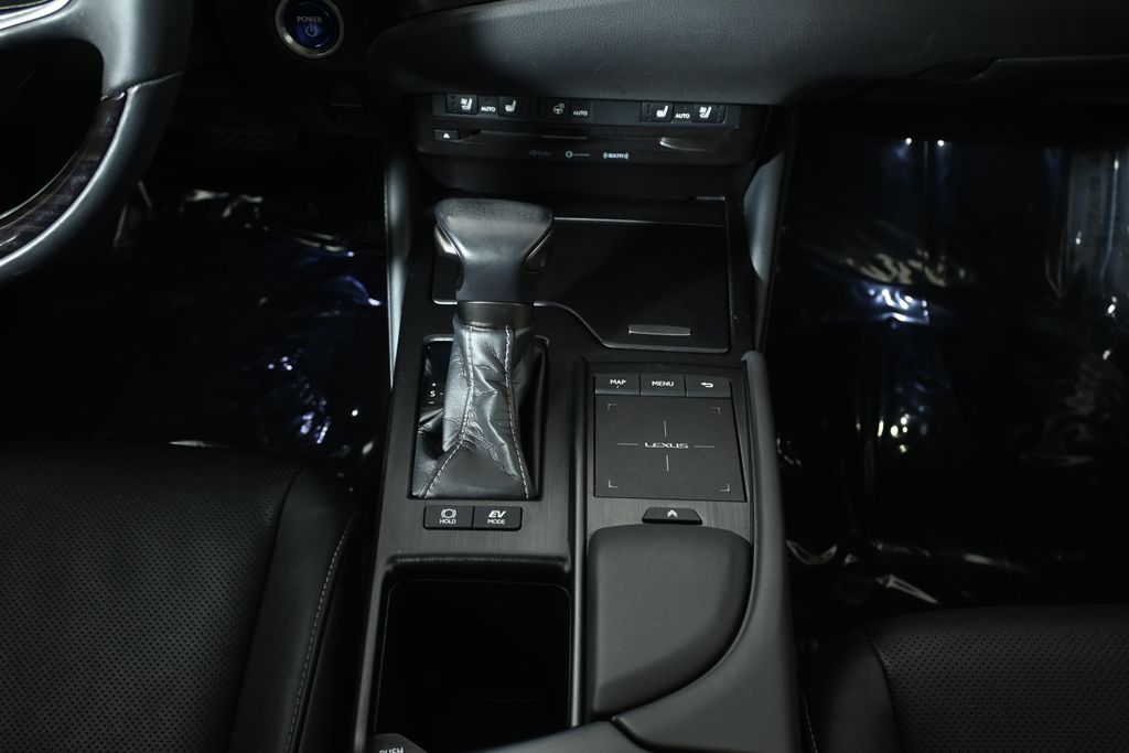 Thumbnail: 2020 Lexus ES - 24