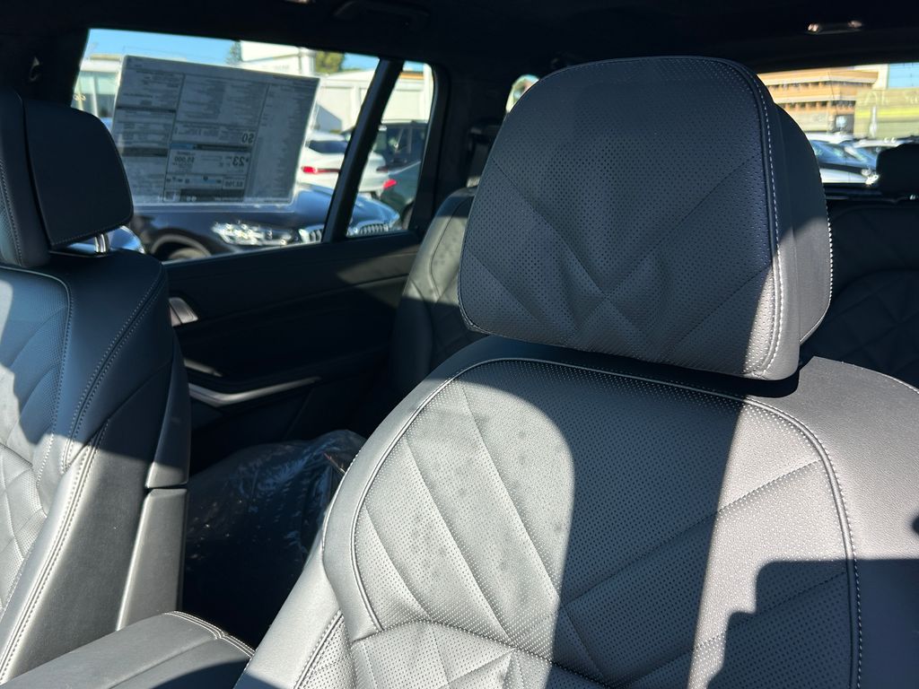 Thumbnail: 2026 BMW X7 - 14