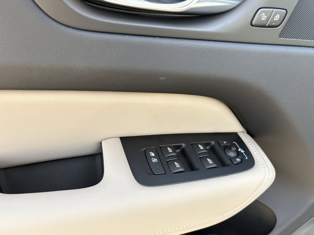 New 2026 Crystal White Volvo B5 AWD Plus image 11