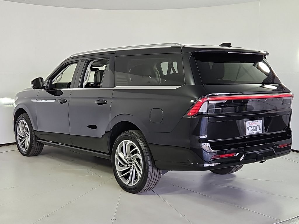 Thumbnail: 2025 Lincoln Navigator L - 9