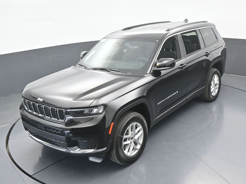 New 2026 Diamond Black Crystal Pearlcoat Jeep Laredo image 44