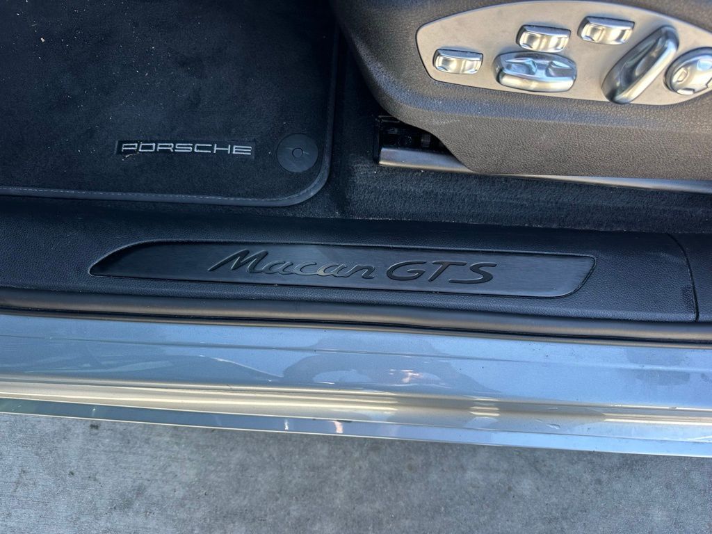 Thumbnail: 2023 Porsche Macan - 24