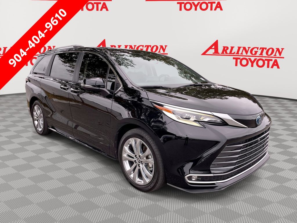 2023 Toyota Sienna Platinum's photo