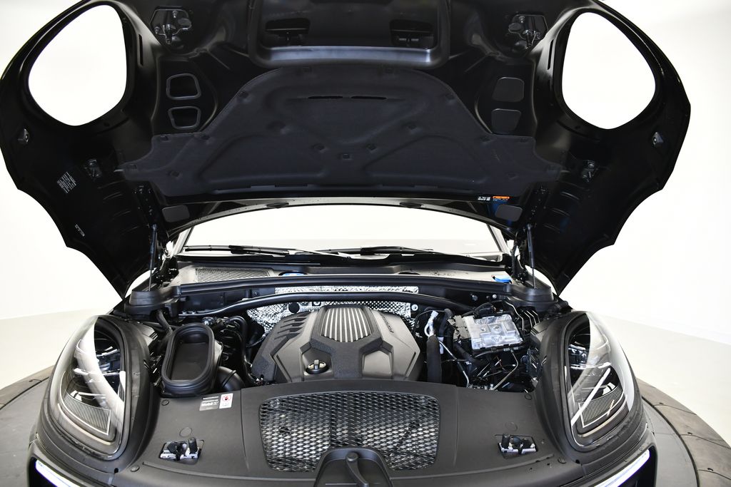 Thumbnail: 2026 Porsche Macan - 14