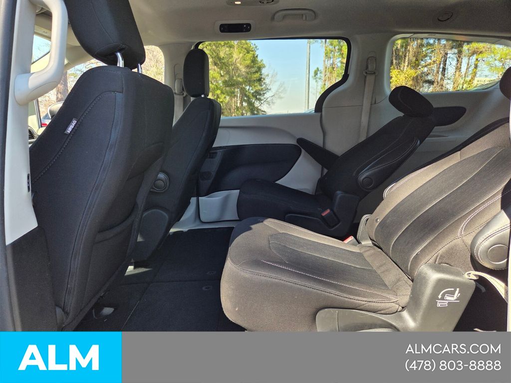 Used 2022 White Chrysler LX image 5