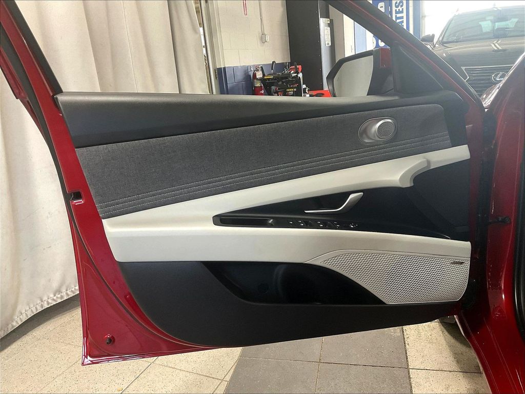 2025 Hyundai Elantra — photo 9