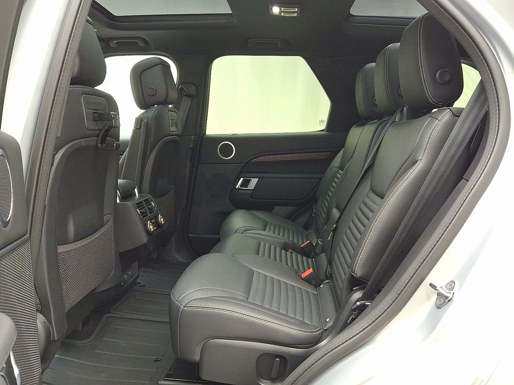 Thumbnail: 2024 Land Rover Discovery - 10