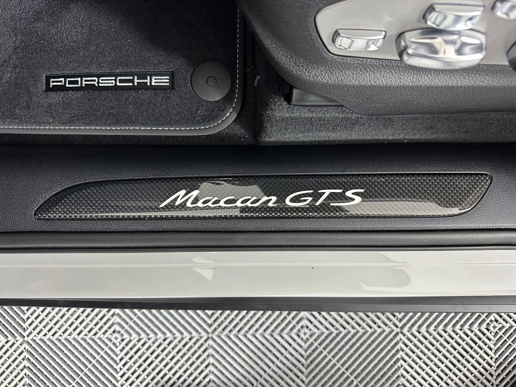 Thumbnail: 2026 Porsche Macan - 21