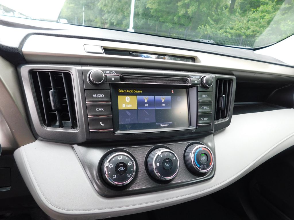 2014 Toyota RAV4 LE 9