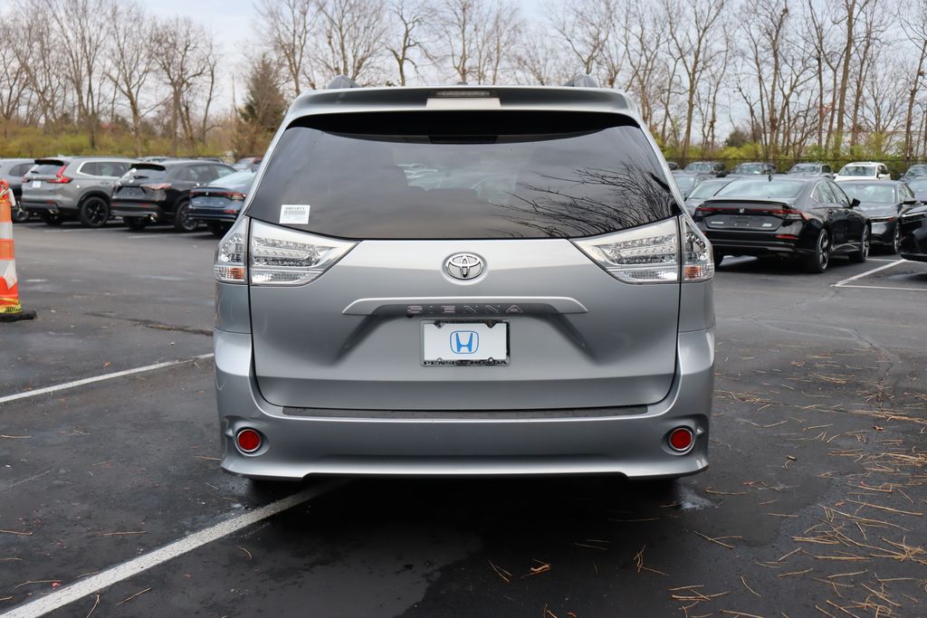 2017 Toyota Sienna SE 4