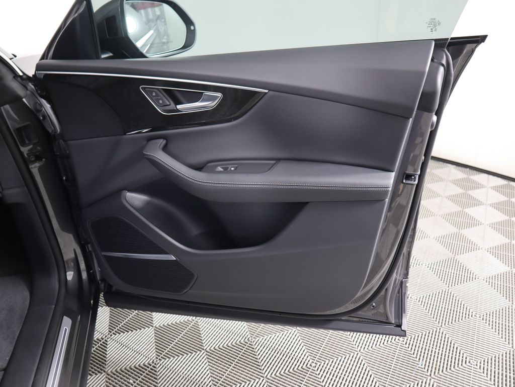 Thumbnail: 2026 Audi Q8 - 26