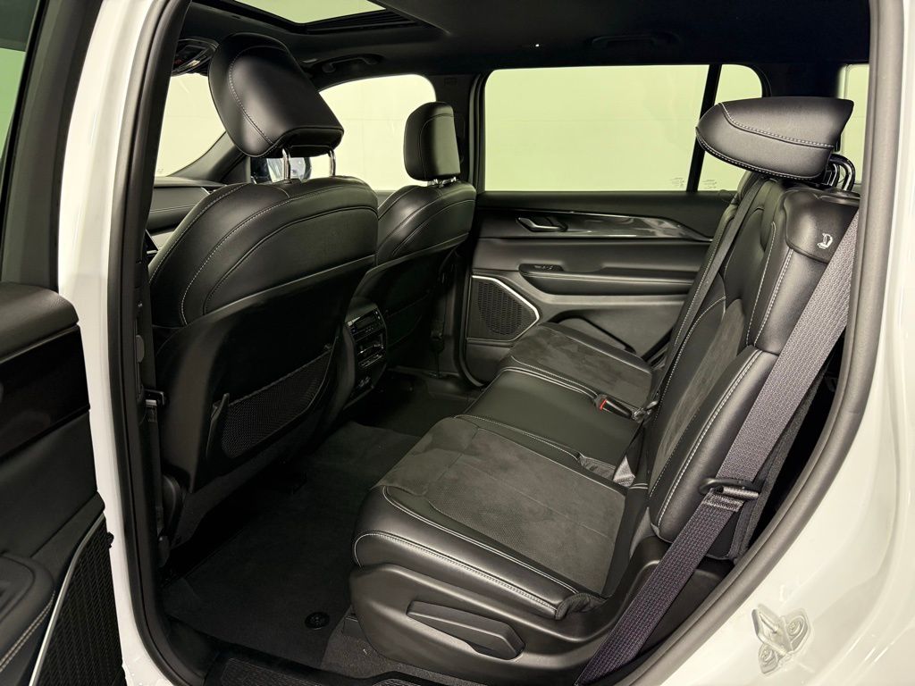 2023 Jeep Grand Cherokee L Altitude 17