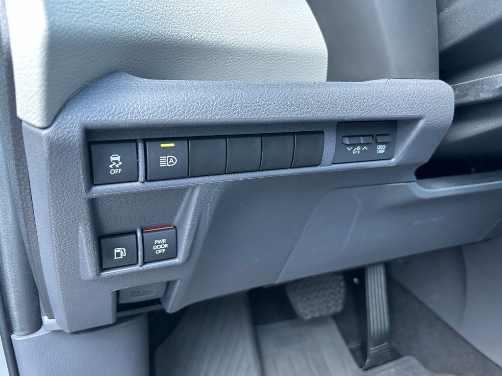 Thumbnail: 2023 Toyota Sienna - 19