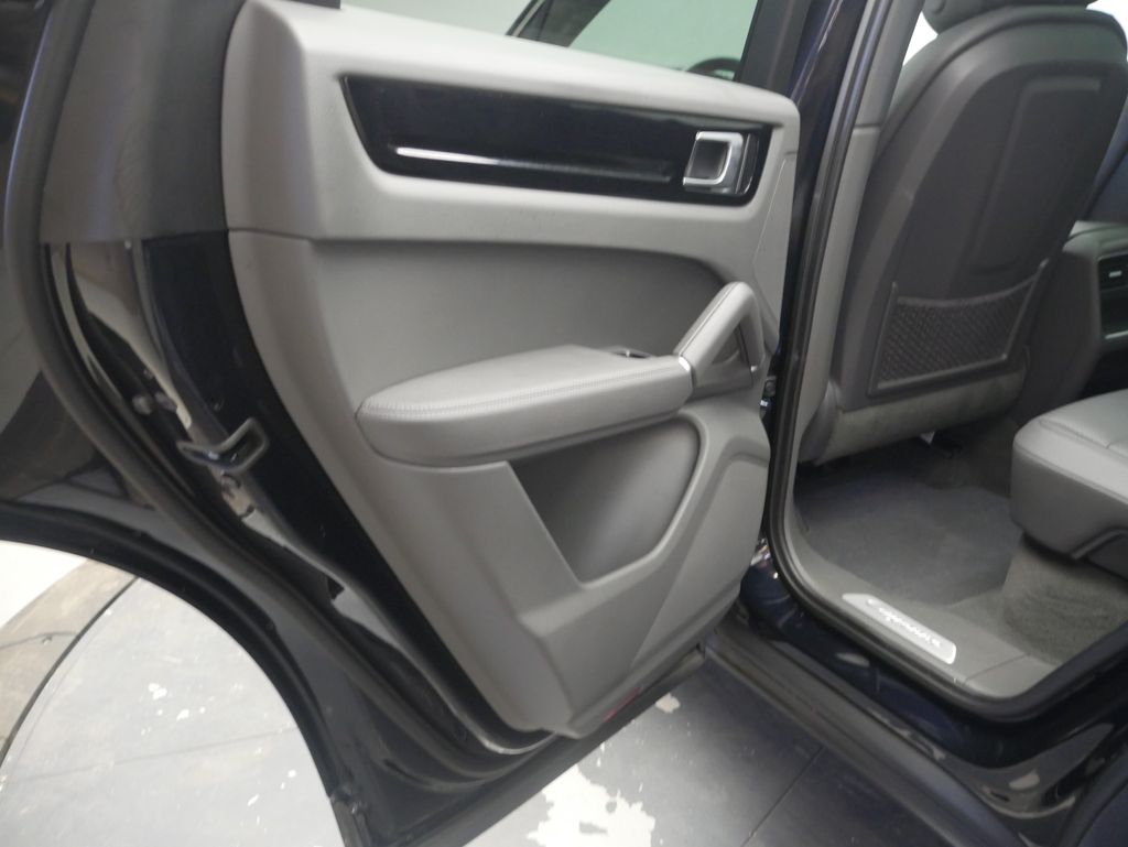 Thumbnail: 2023 Porsche Cayenne - 17