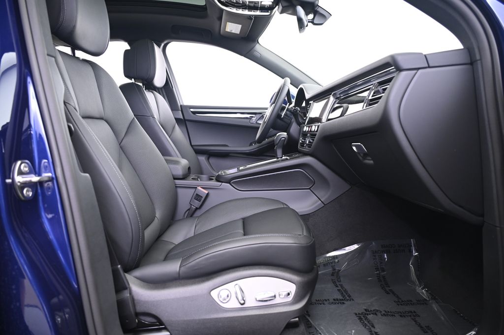 Thumbnail: 2025 Porsche Macan - 23